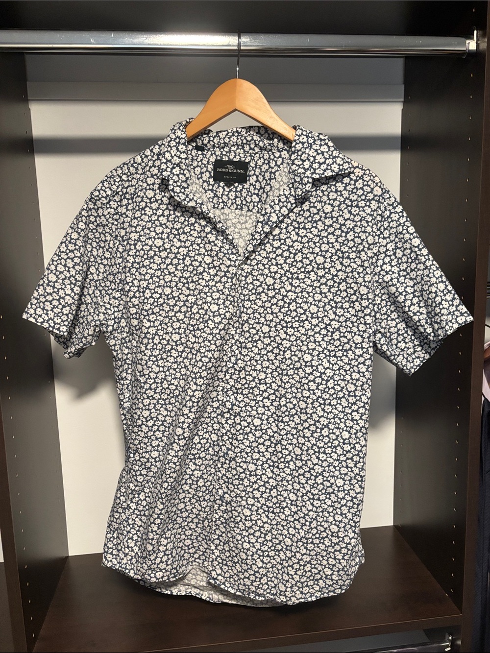 Road & Gunn Navy and White Floral Short-Sleeve Button-Down Shirt